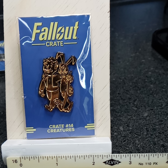 NIP Fallout pin #14 - Picture 2 of 5